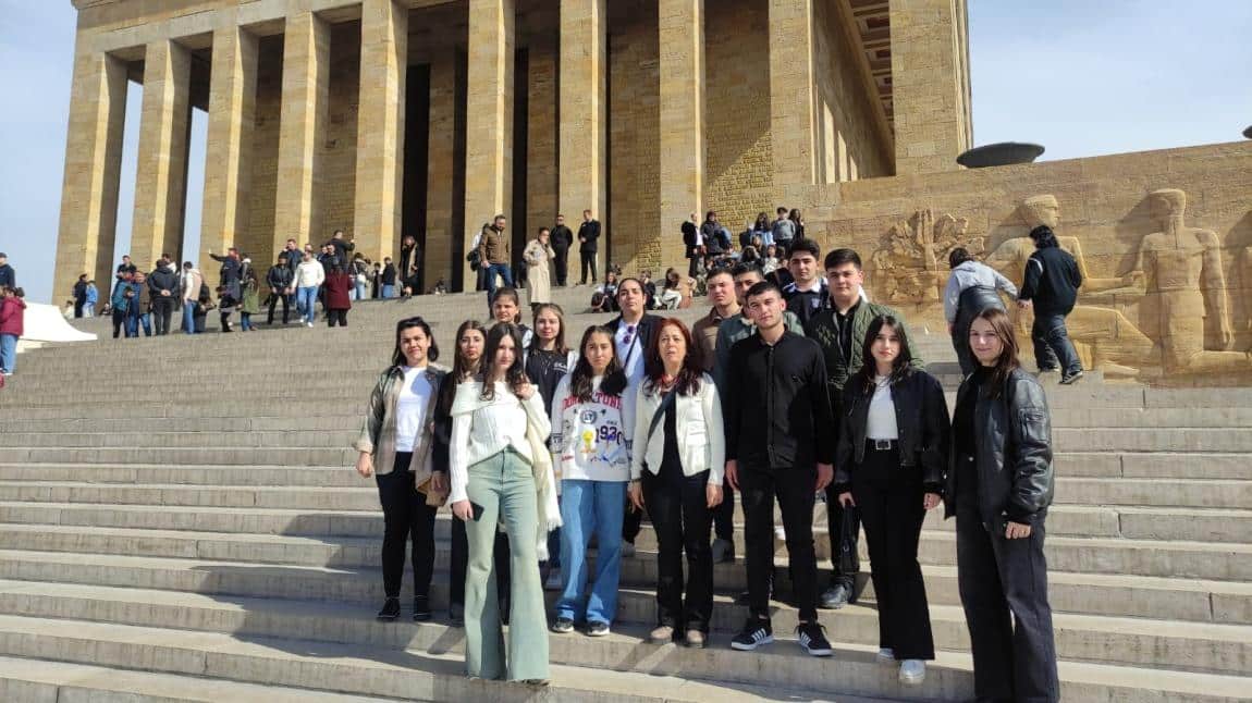 Bor Belediye Başkanı Serkan Baran'ın katkılarıyla okulumuz 12.sınıf öğrencilerine yönelik Ankara gezisi düzenlenmiştir.